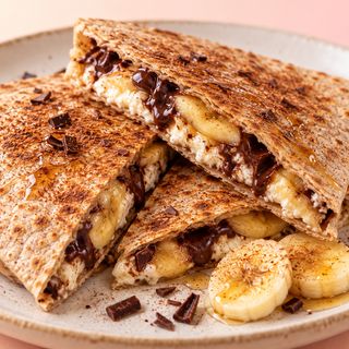 Sladká proteinová quesadilla s banánem a tvarohem