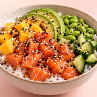 Lososový poke bowl